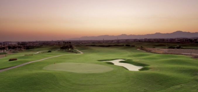 Wohin mit den Golfschlägern im Winter? Am besten mitnehmen in den Oman!