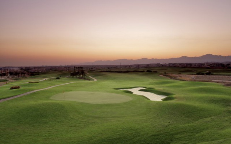 Wohin mit den Golfschlägern im Winter? Am besten mitnehmen in den Oman!